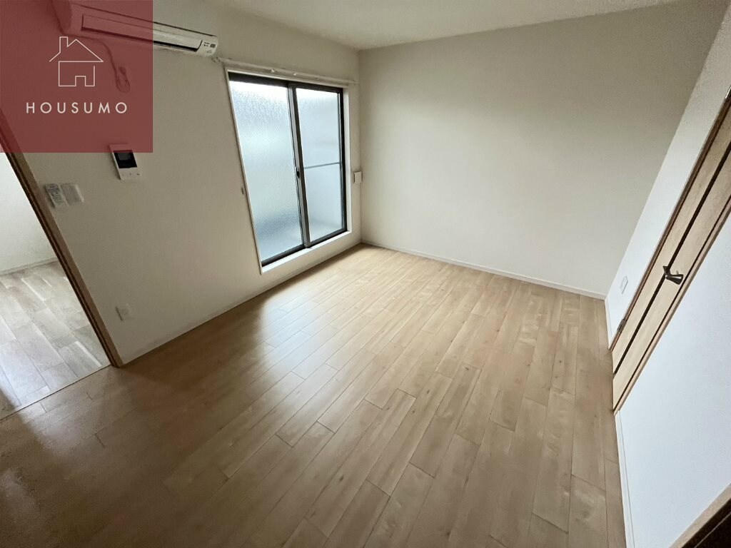 物件内観写真5　(ゆったりとした居間です)