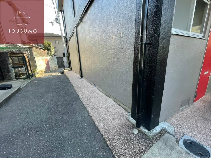 物件外観写真2　(ゆとりのあるエントランスです)