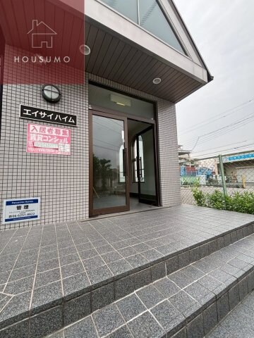 物件外観写真2　(清潔なエントランスです)