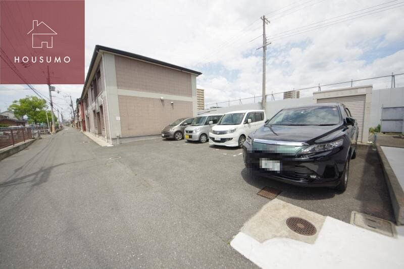 物件外観写真3　(駐車スペースもあります)
