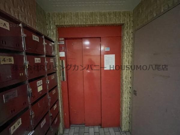 物件外観写真3　(清潔なロビーです)