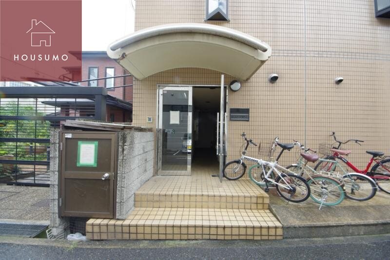 物件外観写真2　(ゆとりのあるエントランスです)