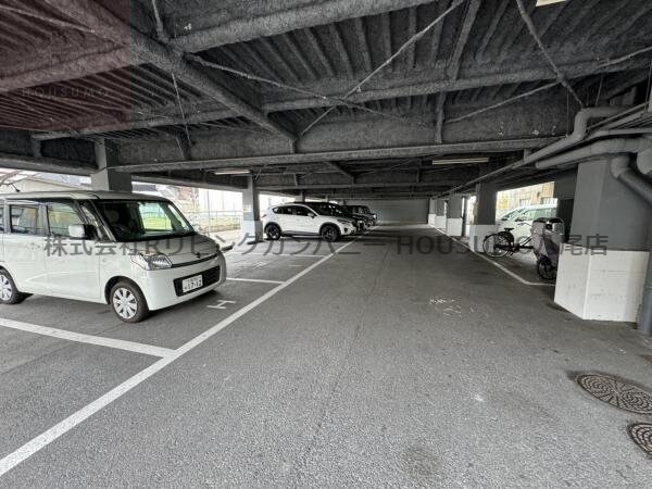 駐車場(駐車場があるので、車を買う予定の方も安心です)