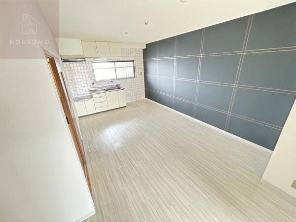 居室(こちらの居間で趣味の時間をお楽しみください)