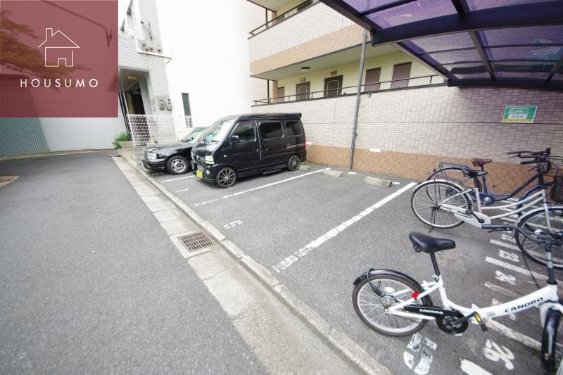物件外観写真4　(駐車場があるので、車を買う予定の方も安心です)