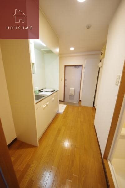 物件内観写真21　(明るい色調の室内です)