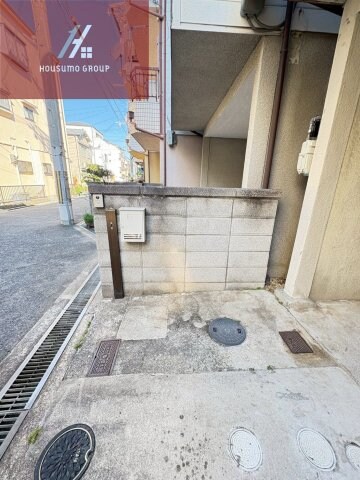 物件外観写真2　(駐車スペースもあります)