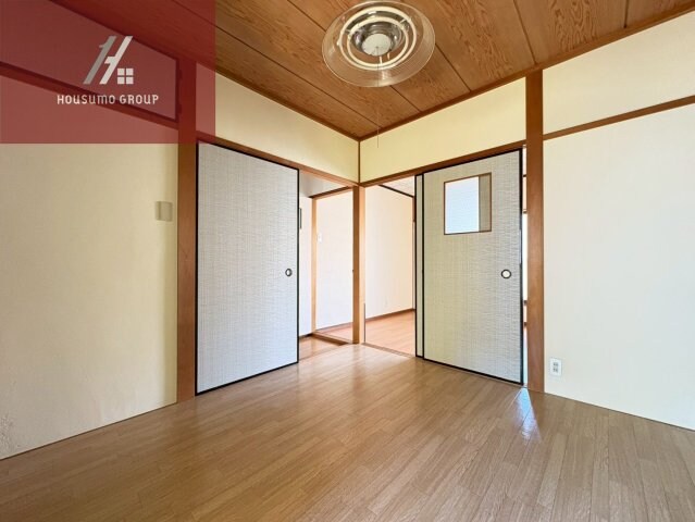 物件内観写真18　(落ち着いた色調の洋室です)