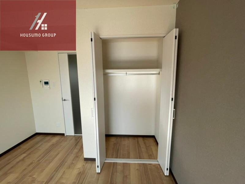 物件内観写真19　(独立洗面台、小物を置くことができて便利です)