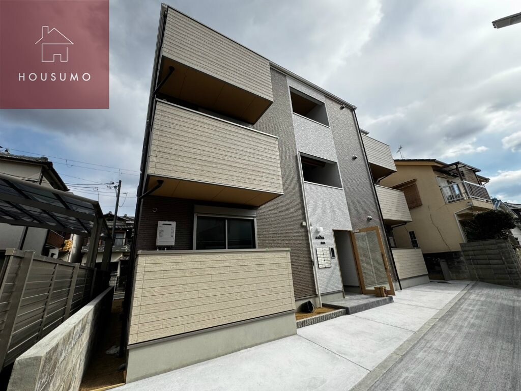 物件外観写真1　(外観は落ち着いています)