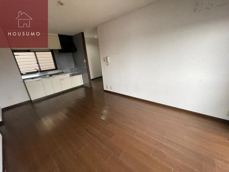 物件内観写真5　(こちらの居間で趣味の時間をお楽しみください)