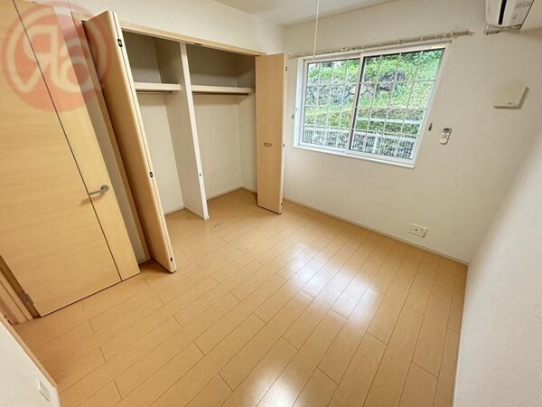 寝室(広くて明るい寝室)