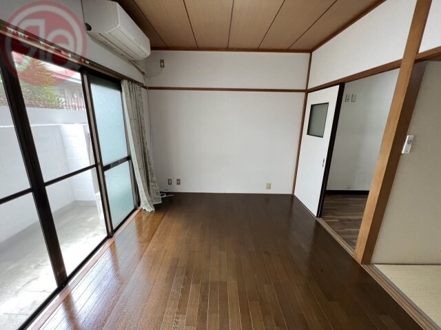 物件内観写真4　(こちらのリビングで趣味の時間をお楽しみください)