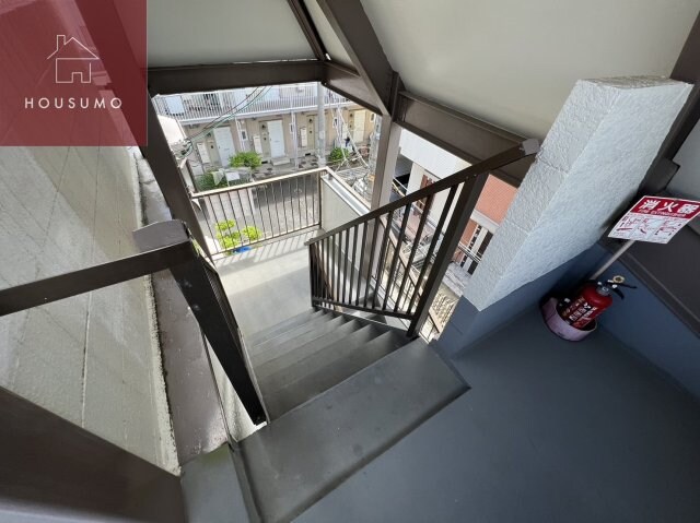 物件内観写真14　(共用階段です)