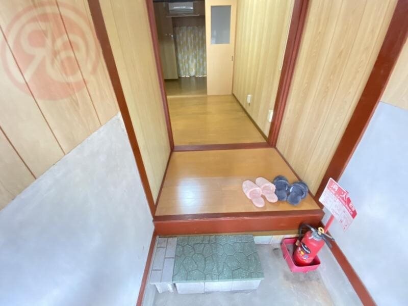 物件内観写真8　(明るい玄関です)