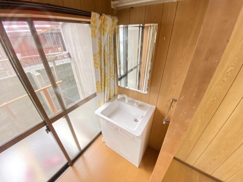 物件内観写真19　(独立洗面台、小物を置くことができて便利です)