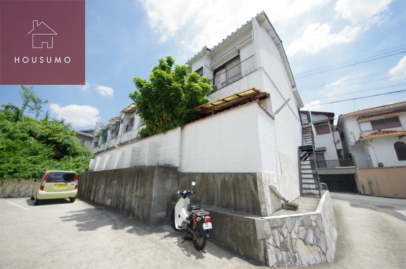 物件外観写真1　(外観は落ち着いています)