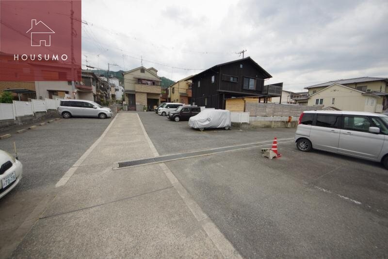 物件外観写真2　(駐車スペースもあります)