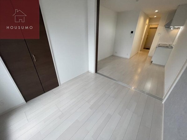 居室(落ち着いて過ごせるお部屋なので、寝室にいかがでしょうか)