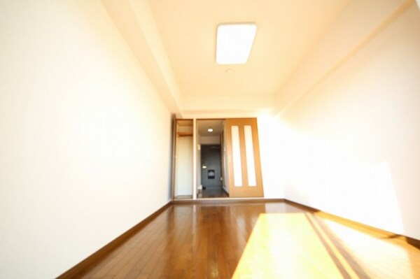 寝室(落ち着いて過ごせるお部屋なので、寝室にいかがでしょうか)