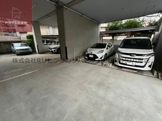 物件外観写真2　(駐車場があるので、車を買う予定の方も安心です)