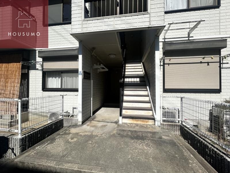 物件外観写真2　(清潔なエントランスです)