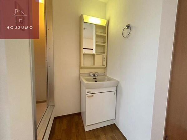 独立洗面台(独立洗面台で身支度をすべて済ませてしまいましょう)