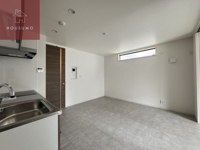 物件内観写真18　(明るい色調の室内です)