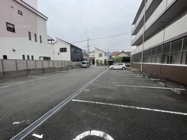 物件外観写真4　(駐車スペースもあります)