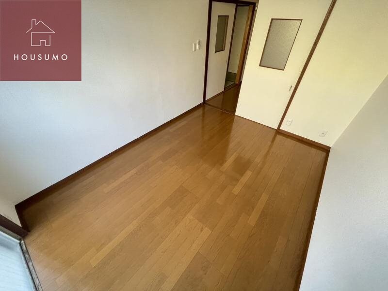 物件内観写真27　(開放的な寝室です)