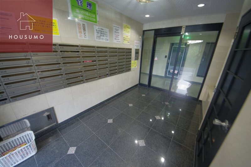 物件外観写真3　(落ち着いたロビーです)