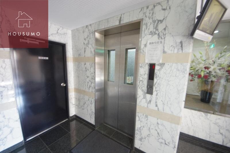 物件外観写真3　(ゆとりのあるエントランスです)