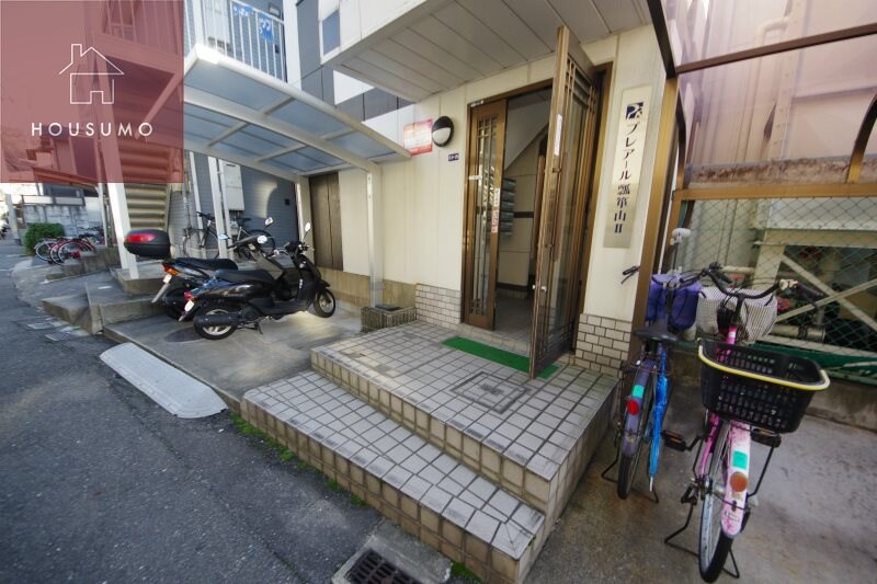 物件外観写真2　(ゆとりのあるエントランスです)