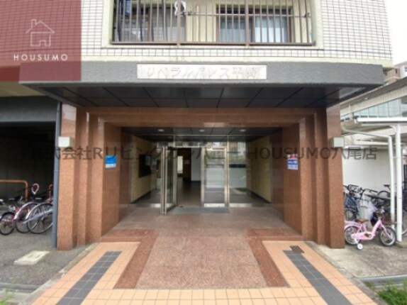 物件外観写真2　(清潔なエントランスです)