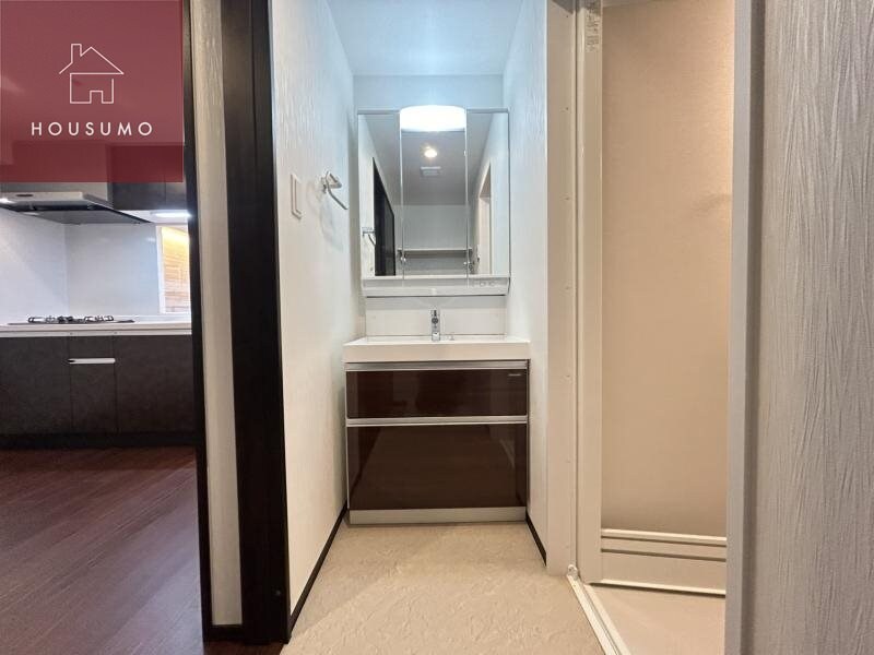 物件内観写真27　(朝の支度にも助かる、独立の洗髪洗面化粧台)