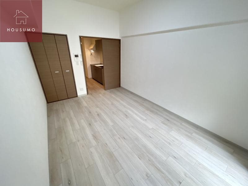 物件内観写真8　(広々とした洋室です)