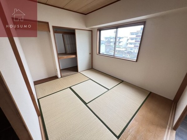 和室(和室ならではの温かな和の空間で寛ぎの時間を過ごせます)