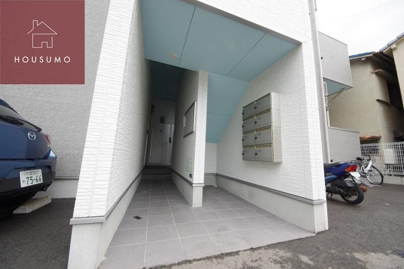 物件外観写真2　(清潔なエントランスです)