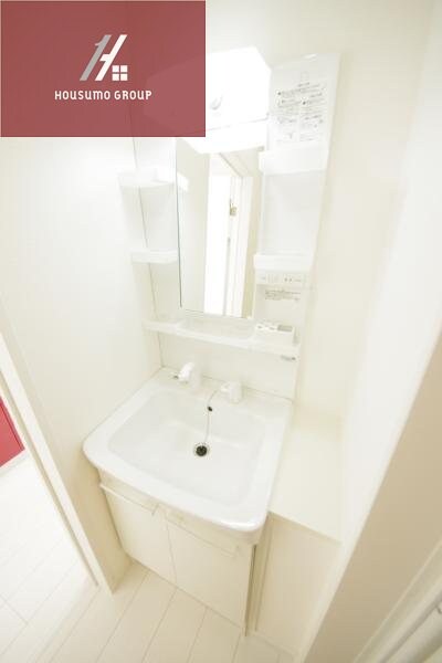 物件内観写真10　(独立洗面台、小物を置くことができて便利です)