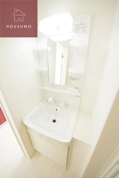 物件内観写真19　(独立洗面台、小物を置くことができて便利です)