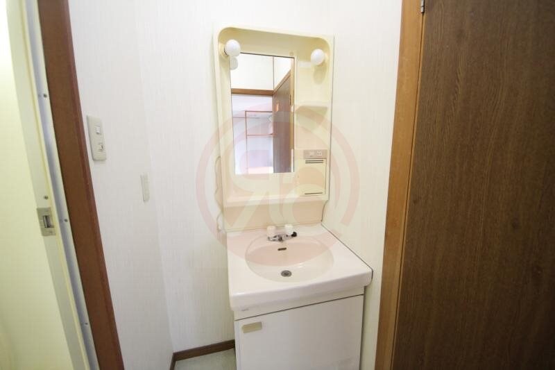 物件内観写真8　(朝の身支度には欠かせない独立洗面化粧台)