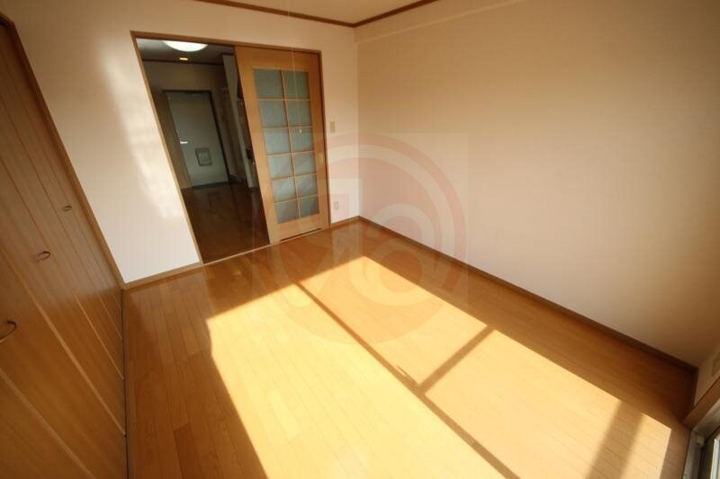 物件内観写真12　(開放的な寝室です)