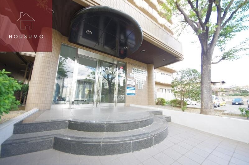 物件外観写真2　(落ち着いたエントランスです)