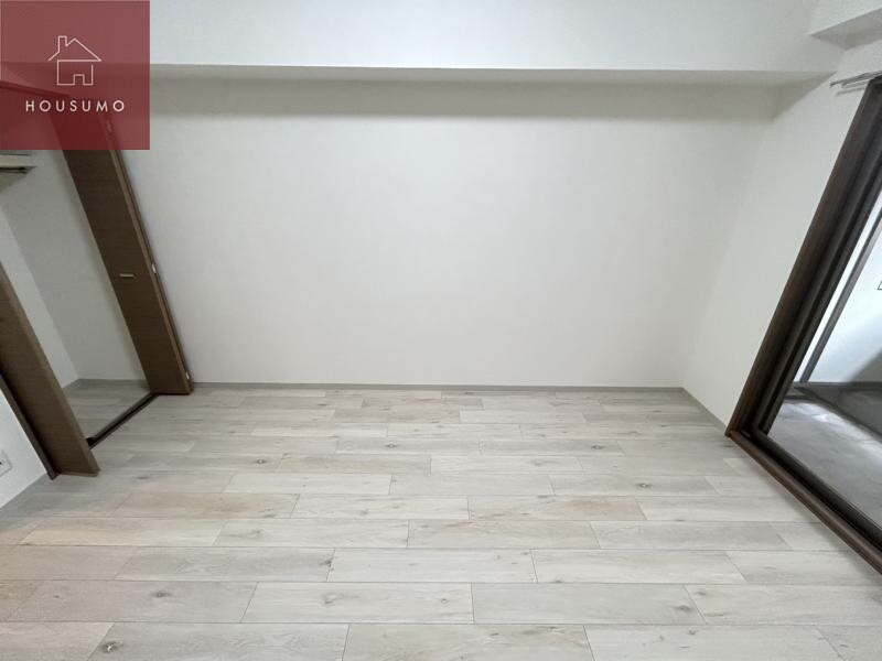 物件内観写真9　(広くて明るい寝室)