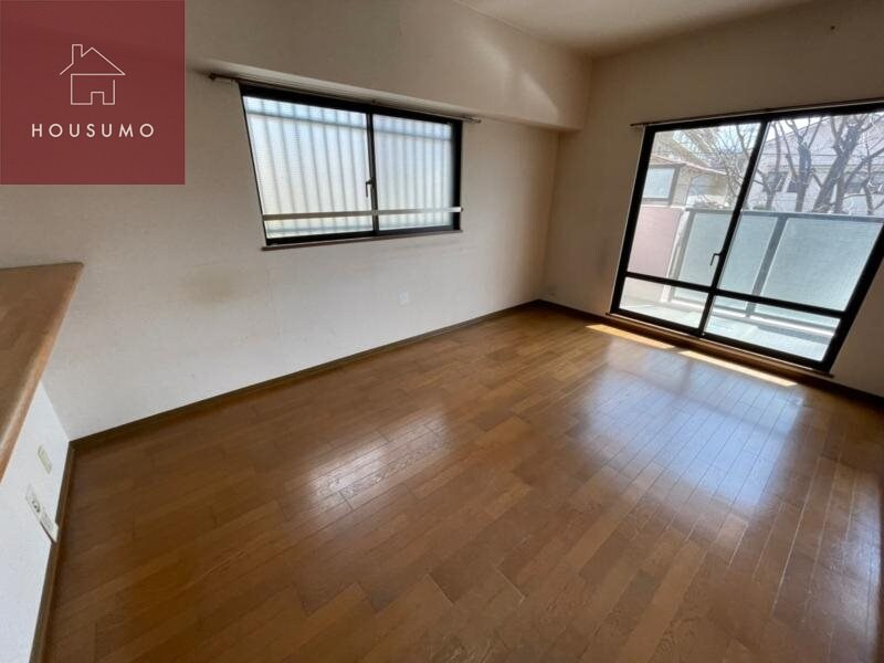 物件内観写真4　(おしゃれな居間です)