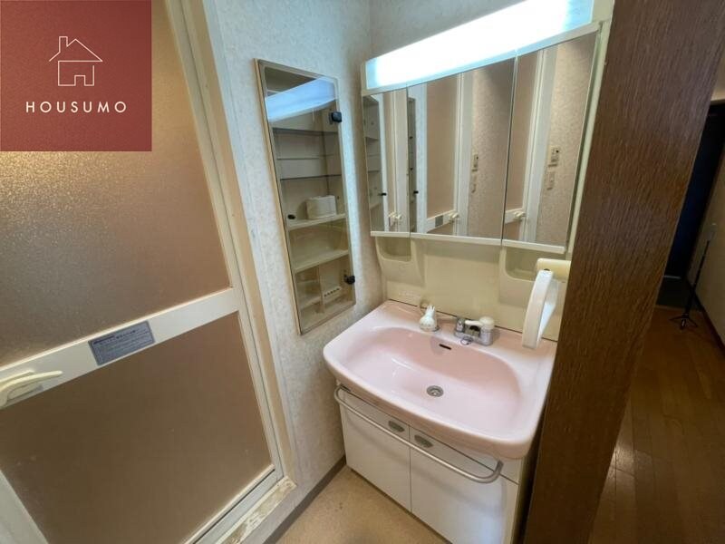 物件内観写真19　(朝の支度にも助かる、独立の洗髪洗面化粧台)