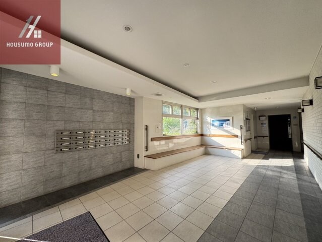 物件外観写真2　(ゆとりのあるロビーです)