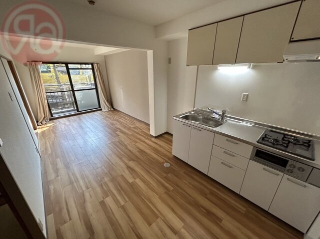 物件内観写真6　(こちらの居間で趣味の時間をお楽しみください)