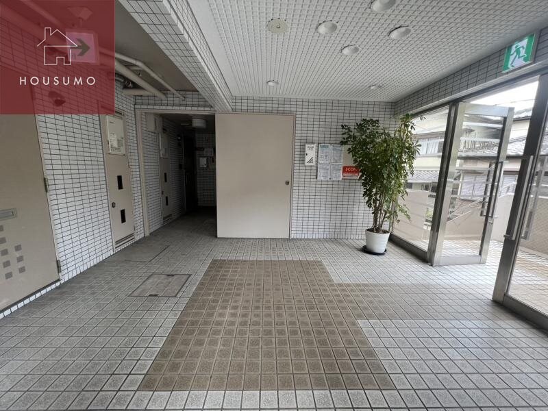 物件外観写真4　(清潔なロビーです)