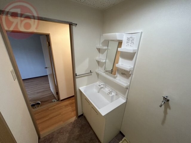 物件内観写真19　(朝の支度にも助かる、独立の洗髪洗面化粧台)